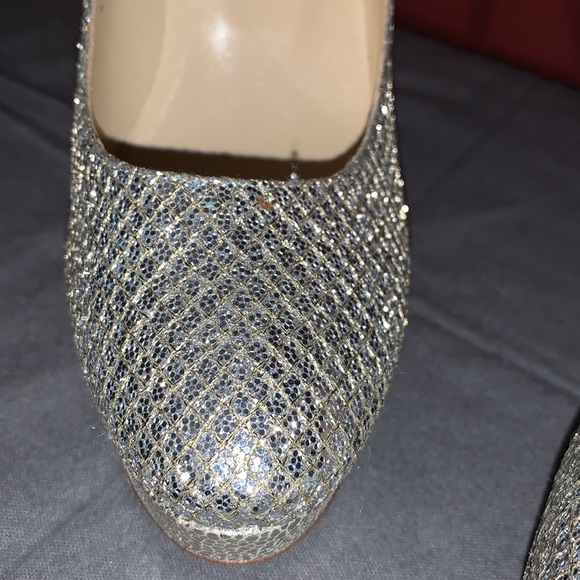 ABSOLUTELY GORGEOUS AUTHENTIC JIMMY CHOO, LONDON, GOLD SHIMMER material. - Picture 9 of 11